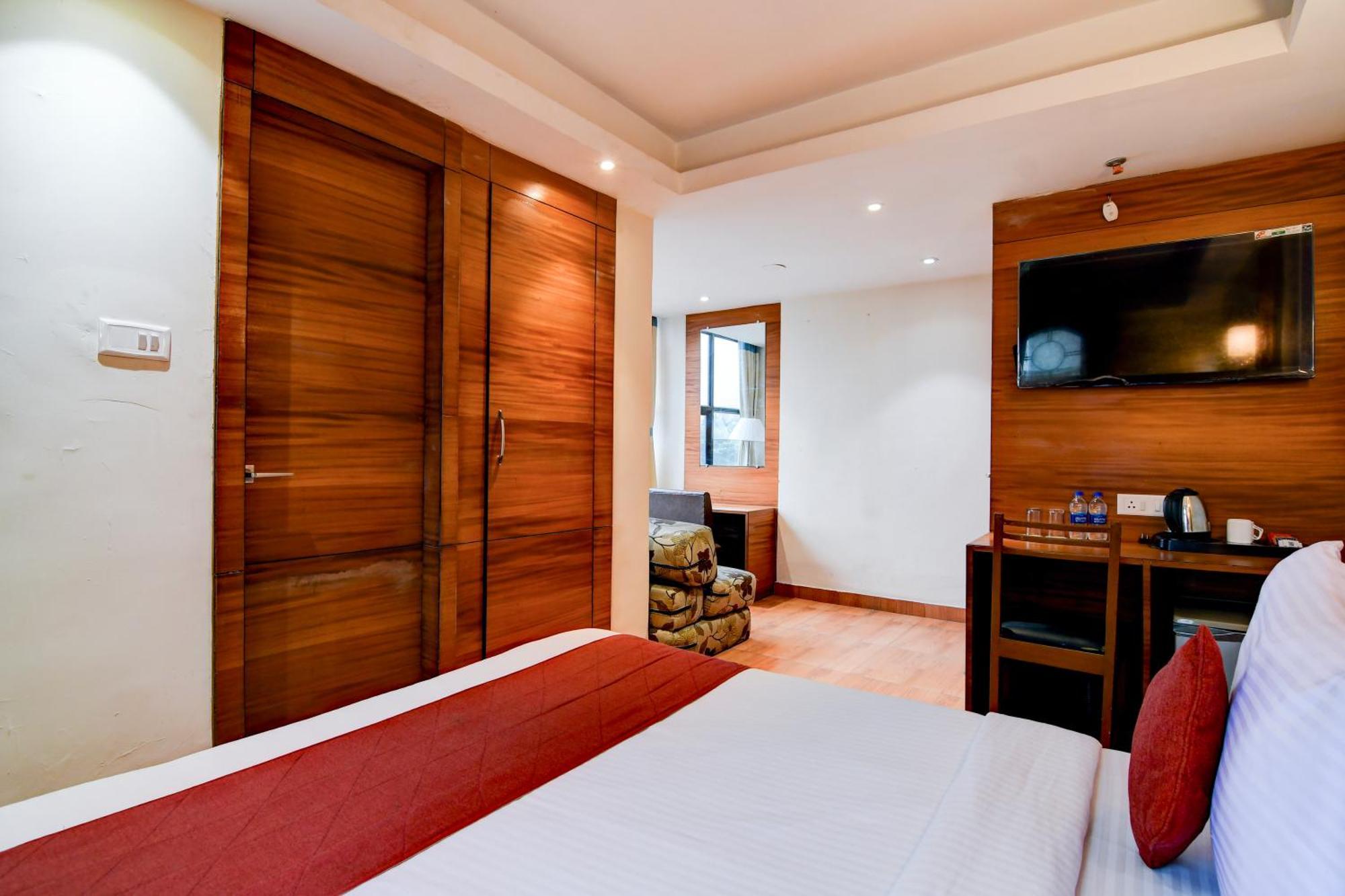 Hotel King'S Crown Колката Екстериор снимка